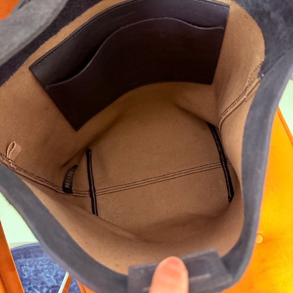 Madewell The Essential Bucket Tote in Suede - Picture 7 of 15